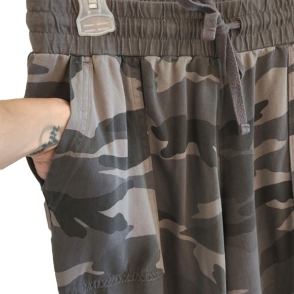 WOMENS Splendid Gray camo lightweight joggers size Small - Picture 4 of 9